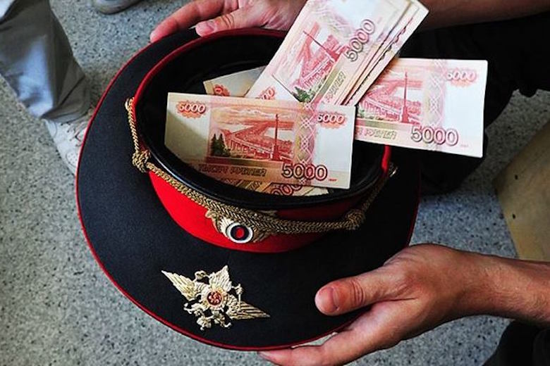 От обвинения в получении взятки по части 5 ст.290 УК РФ, к обвинению в мошенничестве по части 3 ст.159 УК РФ и штрафу по суду!
